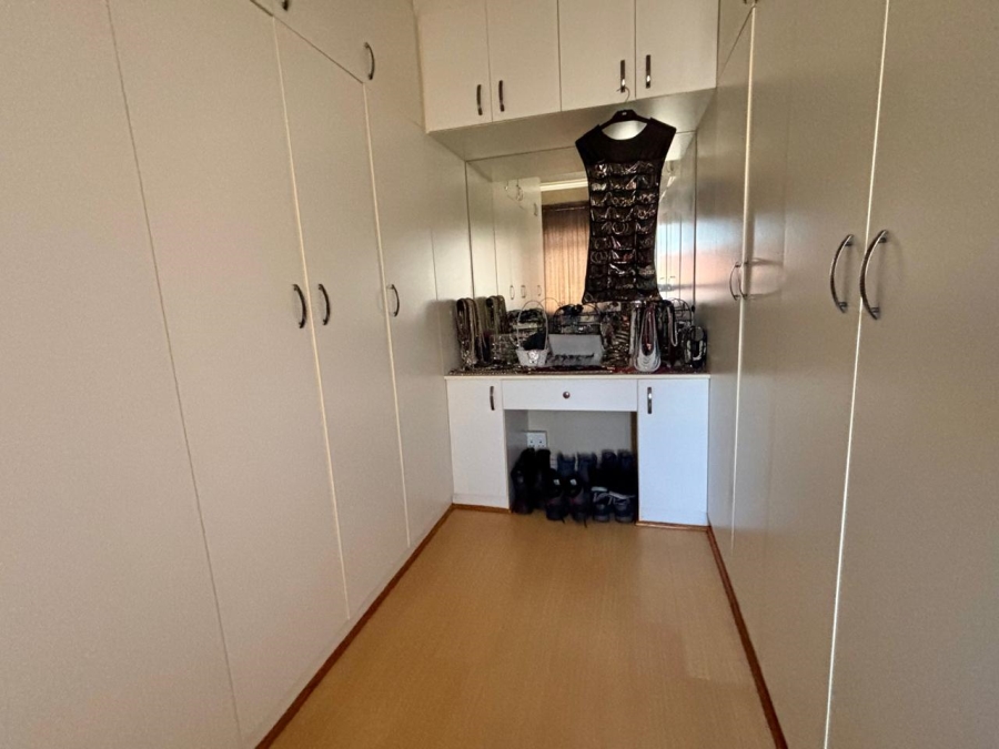 2 Bedroom Property for Sale in Goodwood Central Western Cape